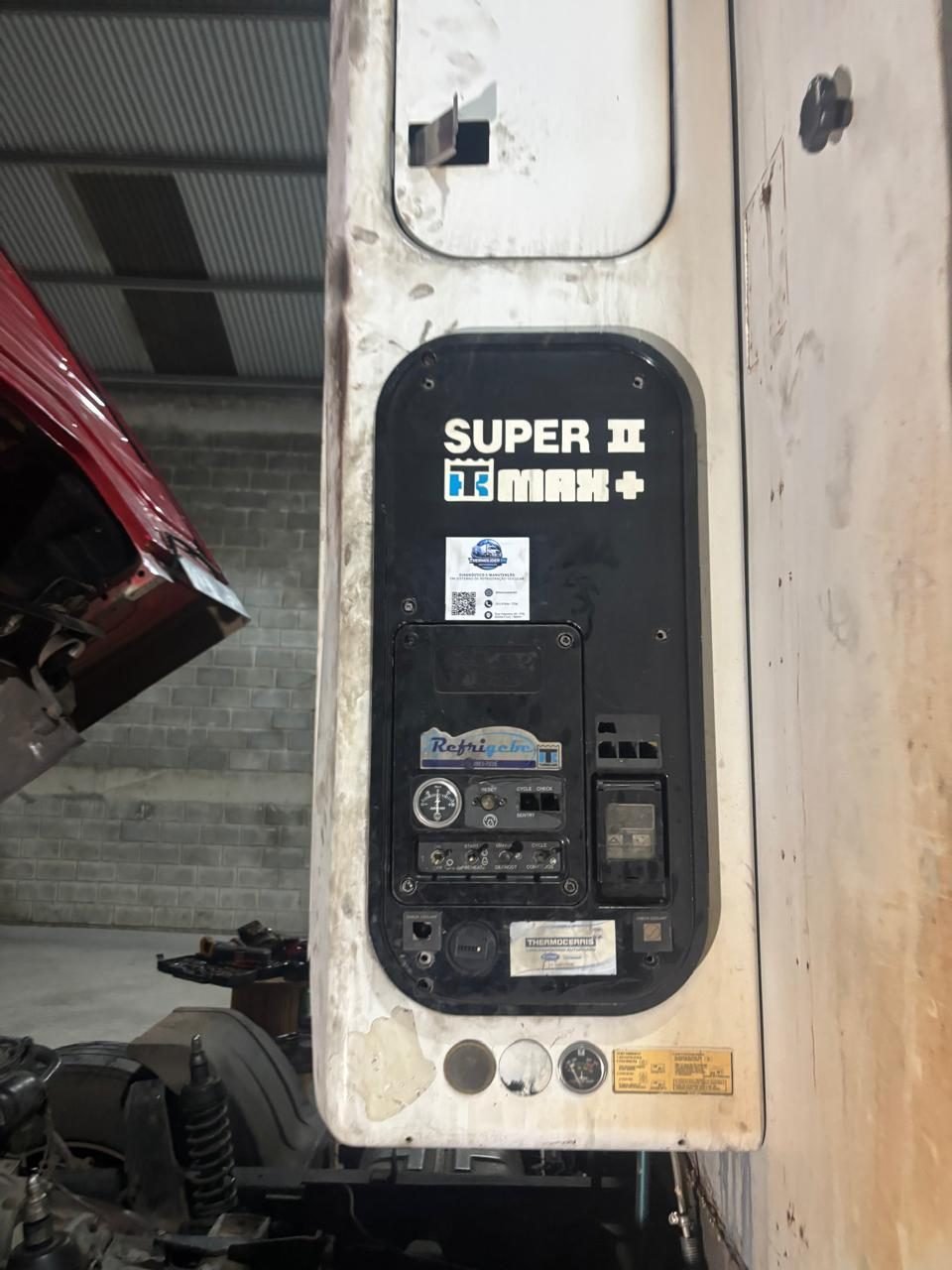 Painel de controle Thermo King com adesivo de identificação da ThermoLider BH após manutenção