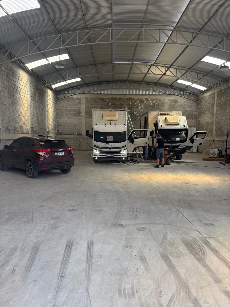 Técnico realizando diagnóstico em compressor de sistema de refrigeração