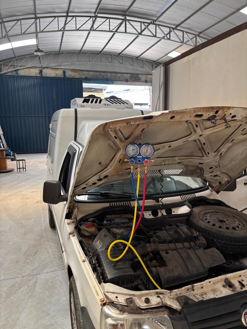 Reparo em motor de veículo com kit de manômetros conectado